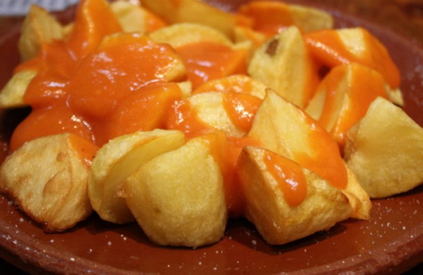 Patatas bravas con salsa casera
