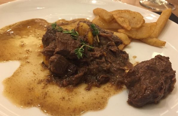 Ciervo guisado con vino tinto