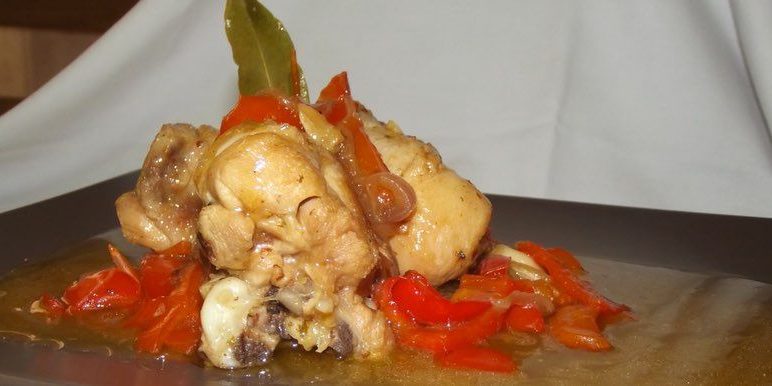 Con Pan y Vino se Anda el Camino: Pollo con chilindrón, preparado con cebolla, tomate y pimientos rojos Restaurante Corbacho Jaca 